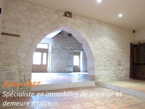   GRANDE MAISON MEDIEVALE  DE VILLAGE ENTIEREMENT RENOVEE DPE EN B AVEC UNE PETITE MAISON QUI SERT DE GARAGE   290000 Maison - 9 pice(s) - 223 m