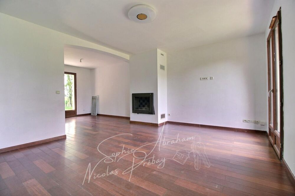 Maison individuelle avec garage et jardin arboré