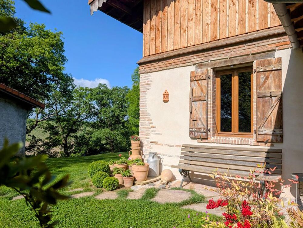 Maison du 18ème rénovée de 235 m2 avec dépendances sur terrain de 7468 m²