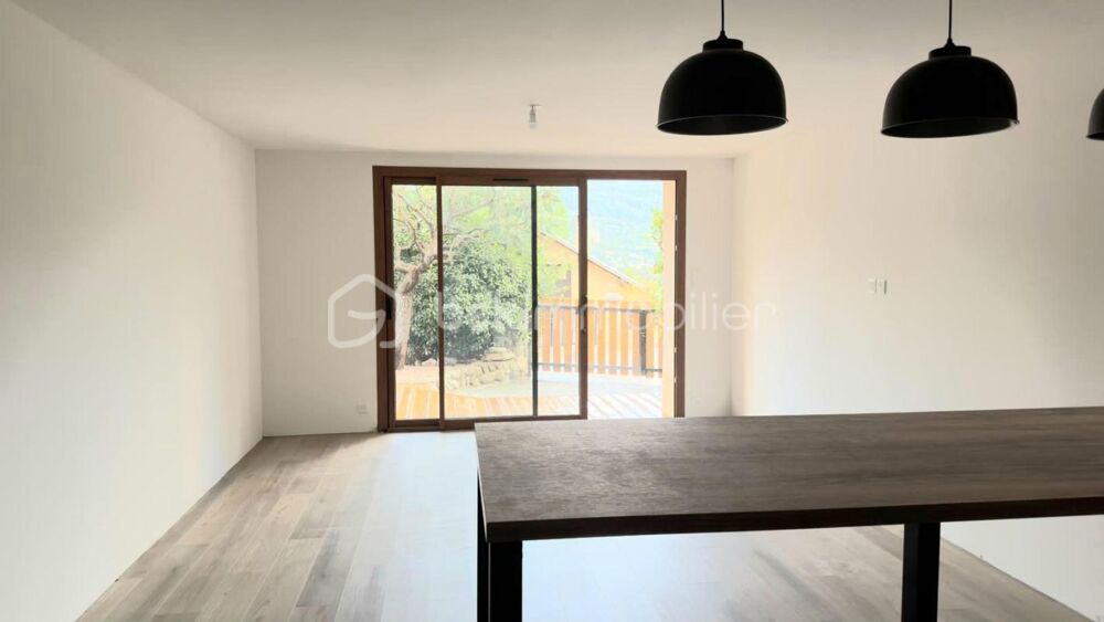 Vente Appartement Rare ! *Appartement T4 avec jardin,* grande terrasse et vue sur les montagnes Embrun
