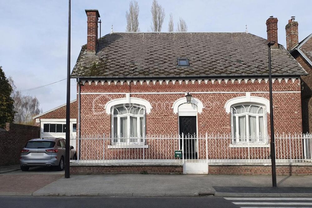 ? Maison familiale en briques  Habitable de plain-pied  Village recherché