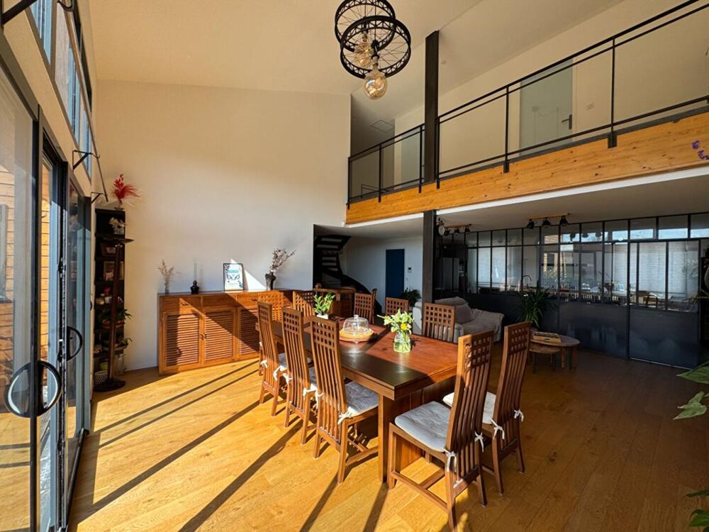 A Saint Loubès, Bâtiment à usage mixte de 388 m² - Appartement d'architecte spacieux - 6 pièces - 168 m2 - Local commercial de