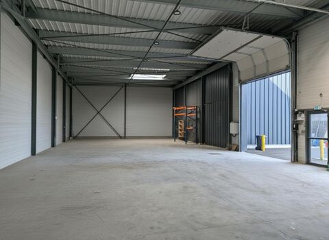   60100 CREIL - Entrepôt d'activité 300M2 + Parking 