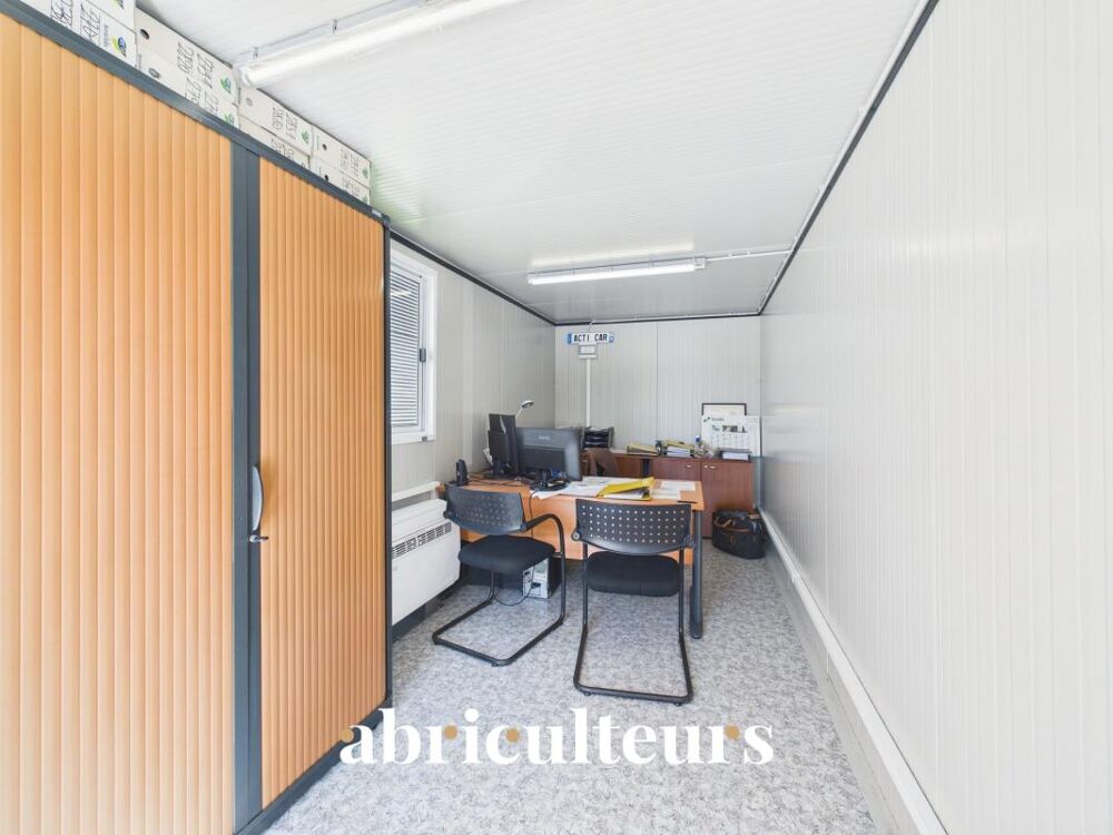   Location d'un espace commercial de 44 m², édifié sur un terrain de 900 m² comprenant un vaste espace de stationnement - Luisant 
