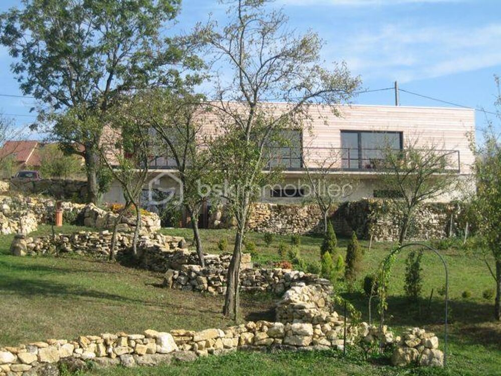 Entre Lunéville et Baccarat, récente et simplissime villa-belvédère