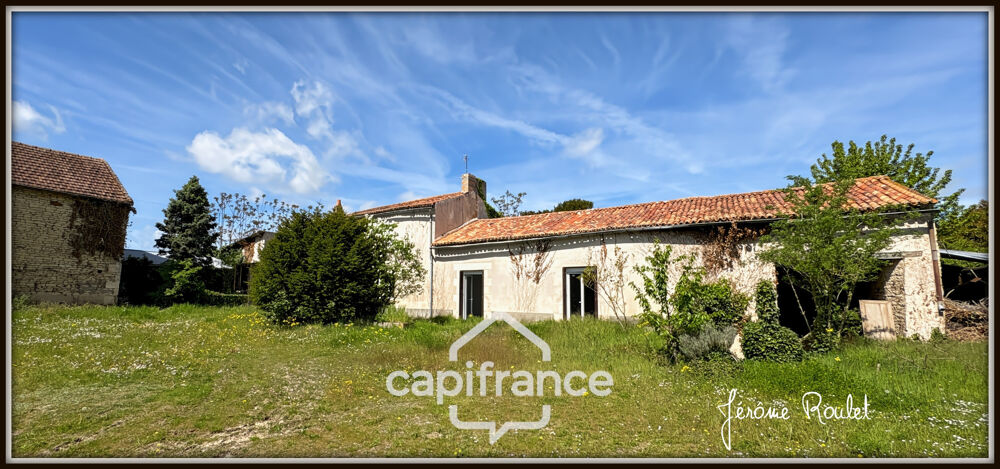 Maison en pierre à vendre 5 pièces 2 chambres Nombreuses Dépendances Terrain 22 400 m² Champigny-En-Rochereau (86)