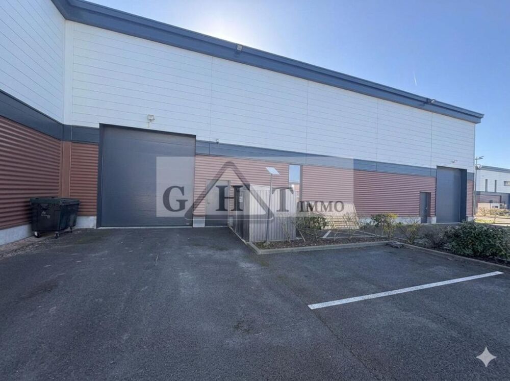   ENTREPOT 247 M² A LOUER A SERRIS 