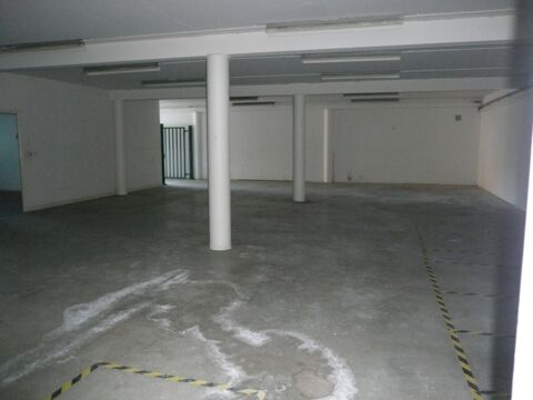 ? A LOUER CHATEAUBERNARD Zone Commercial Local Bureau ? 2813 16100 Chateaubernard