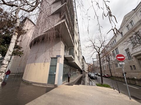  Local/bureaux au RDC à louer LYON 7EME (69), d'une surface de 533 m² environ dont 158m2 à l'étage, avec en option potentielle 3 