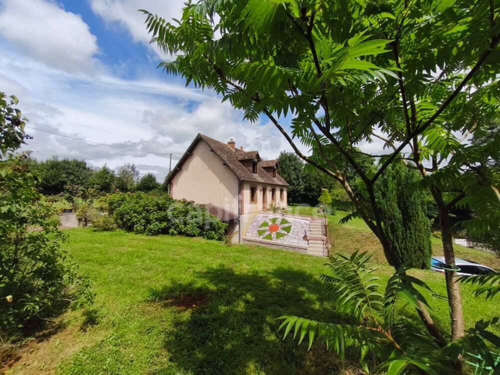 À Échauffour (61370), découvrez cette spacieuse maison familiale de 135 m², offrant 4 chambres, un vaste jardin paysagé de 7 490