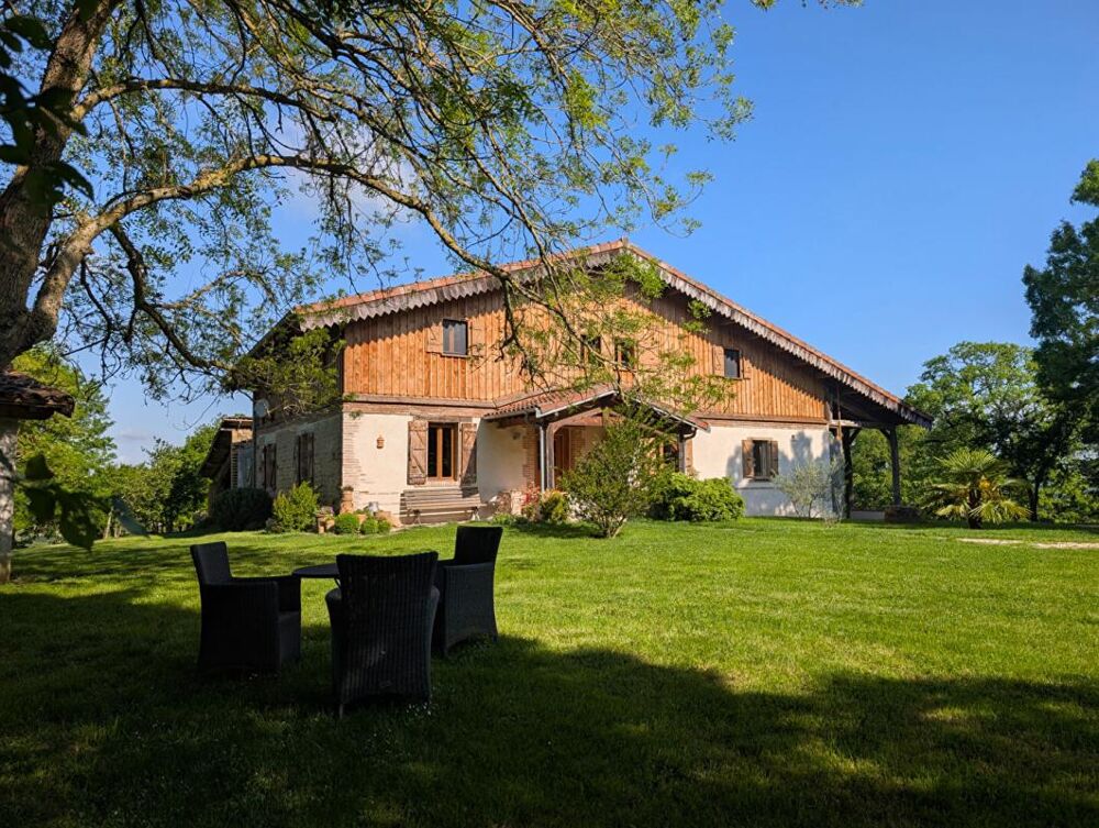 Vente Maison Maison du 18ème rénovée de 235 m2 avec dépendances sur terrain de 7468 m² Pouy de touges