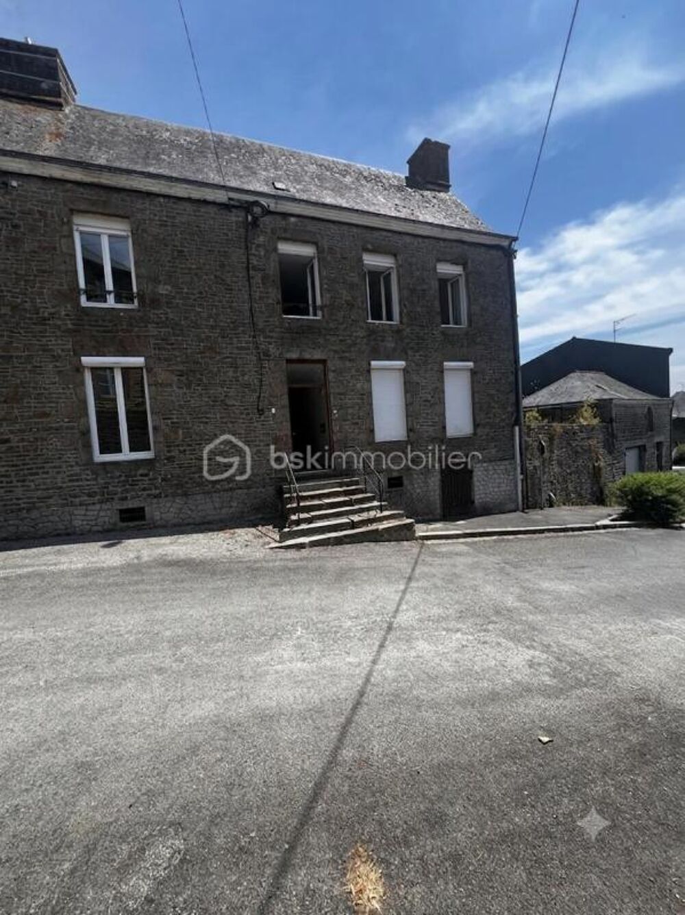 Maison de 188 m² avec 2 appartements indépendants  Garage, cave et terrain  Ernée (53500)
