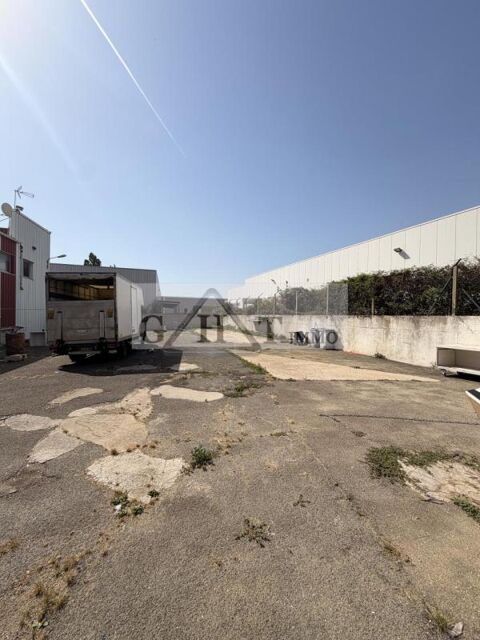   A VENDRE CHAMPLAN UN ENTREPOT ET UN TERRAIN 