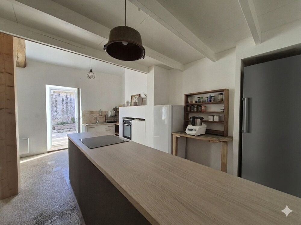 Maison rénovée à vendre à Bords  Calme, dépendances et beau potentiel