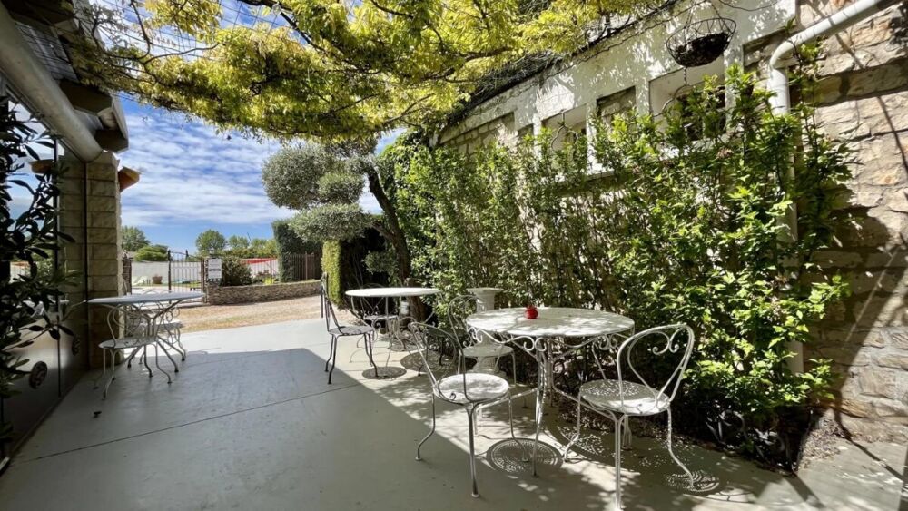 Murs et fond d'un hôtel de 15 chambres à Saumane de Vaucluse