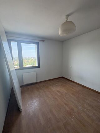  Appartement à louer 4 pièces 79 m²