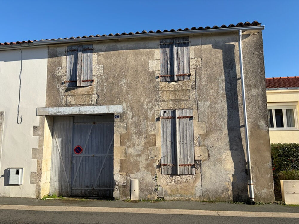 LUCON (85) QUARTIER HYPER RECHERCHE MARCHE COUVERT BATISSE EN PIERRES A RENOVER AVEC TERRAIN 1000M²