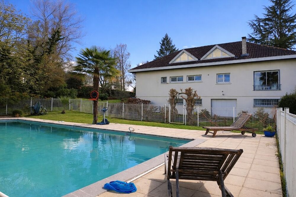 BELLE DEMEURE DE PLUS DE 300 M² AVEC PISCINE DANS UN CADRE IDYLLIQUE SUR ENVIRON 2 HECTARES