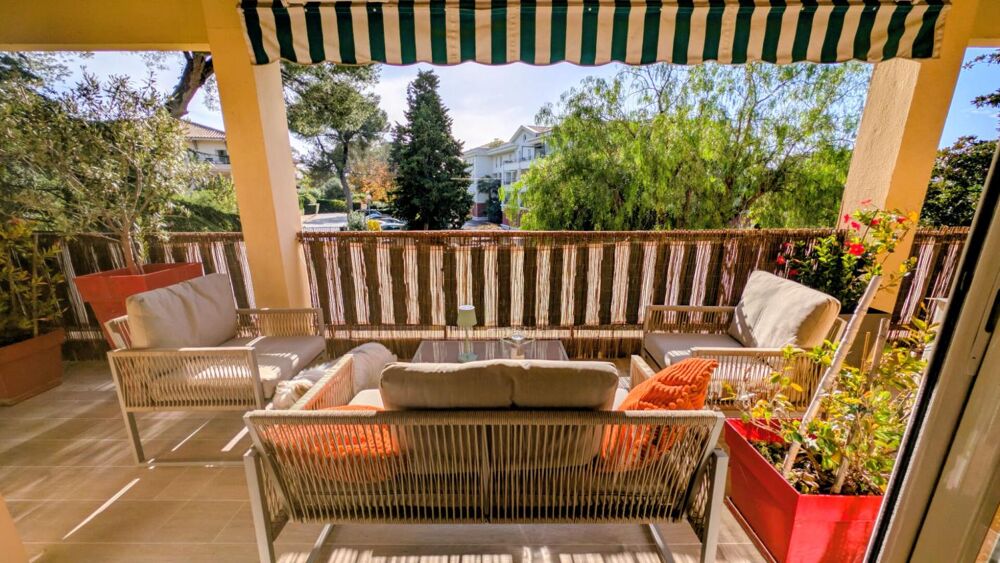 GRAND T2 AVEC TERRASSE PARKING ET CAVE . EMPLACEMENT EXCEPTIONNEL AU C?UR DE BOULOURIS