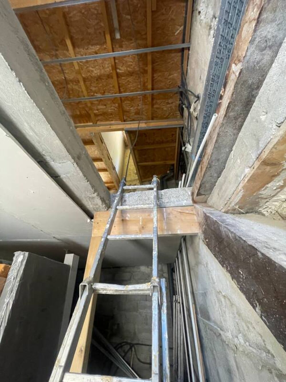 Maison de village 54 m2 à terminer, sise à 04290 Volonne
