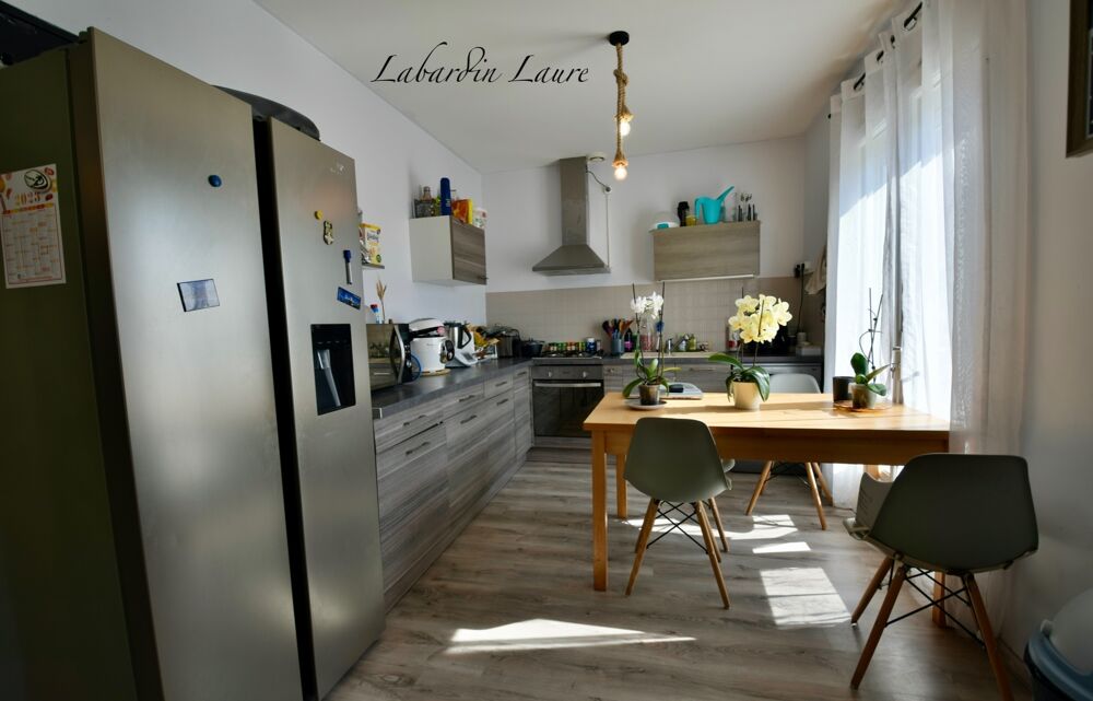 Maison de plain pied - 2 chambres - 1 abri de jardin - terrain clos avec places de parking