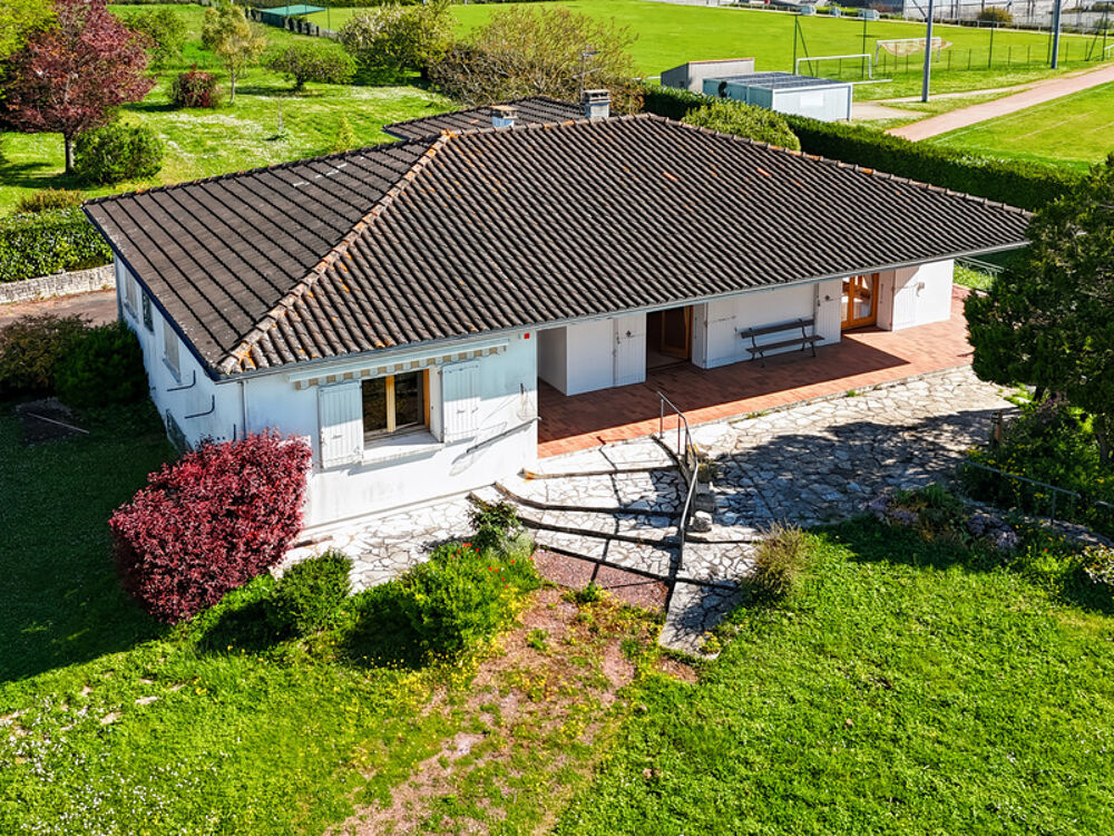 Maison à vendre 10 pièces TONNAY BOUTONNE (17)-320 m² habitables-garage- jardin 5 500 m²