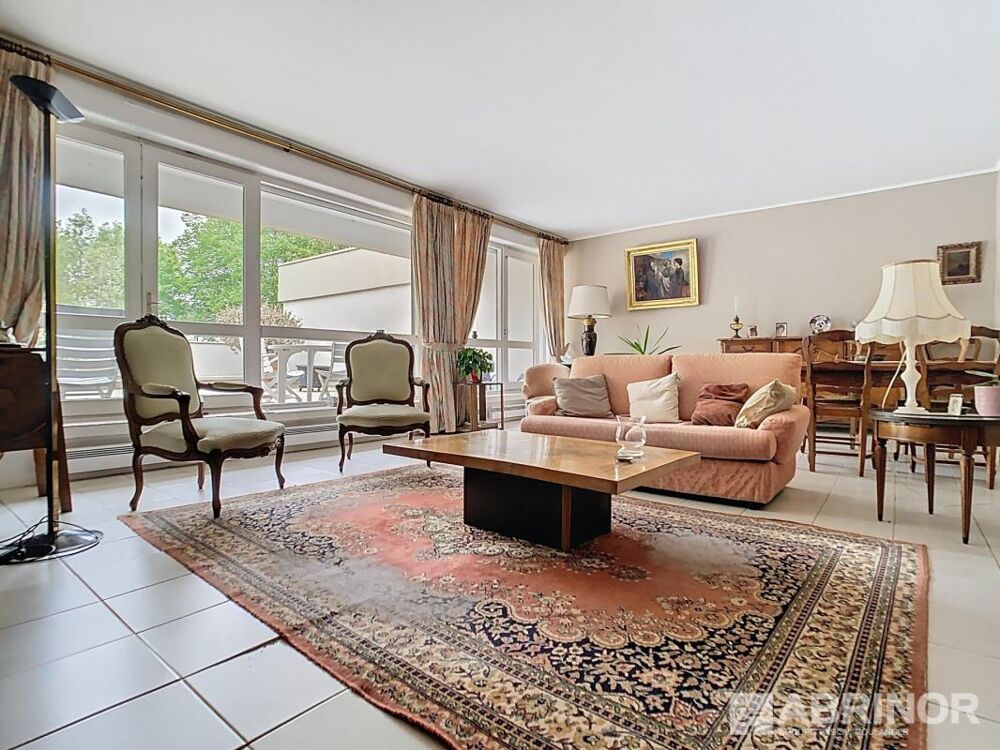 Appartement 4 pièces dans résidence sécurisée avec ascenseur, au pied des lacs