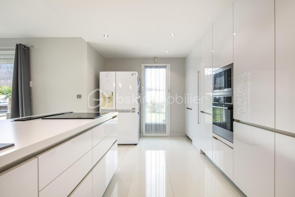 Maison de plain-pied avec 4 chambres, piscine et double garage