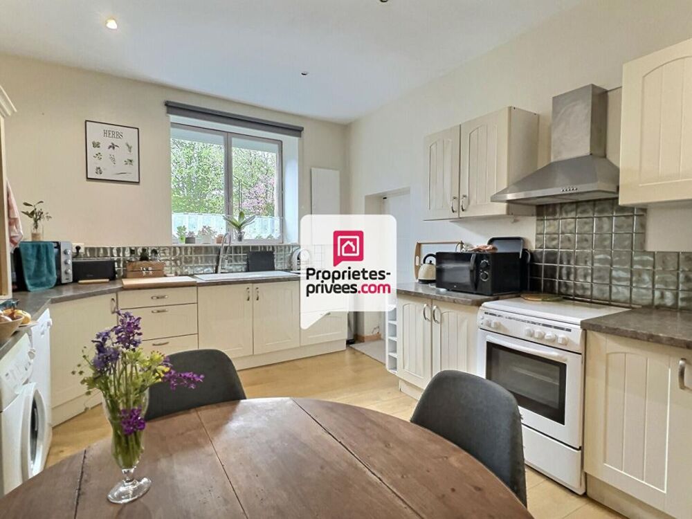 Maison de bourg T5/6 entièrement rénovée avec 4 ch. et jardin près de sa rivière sur ST-PIERRE-DE-COLE (24800)