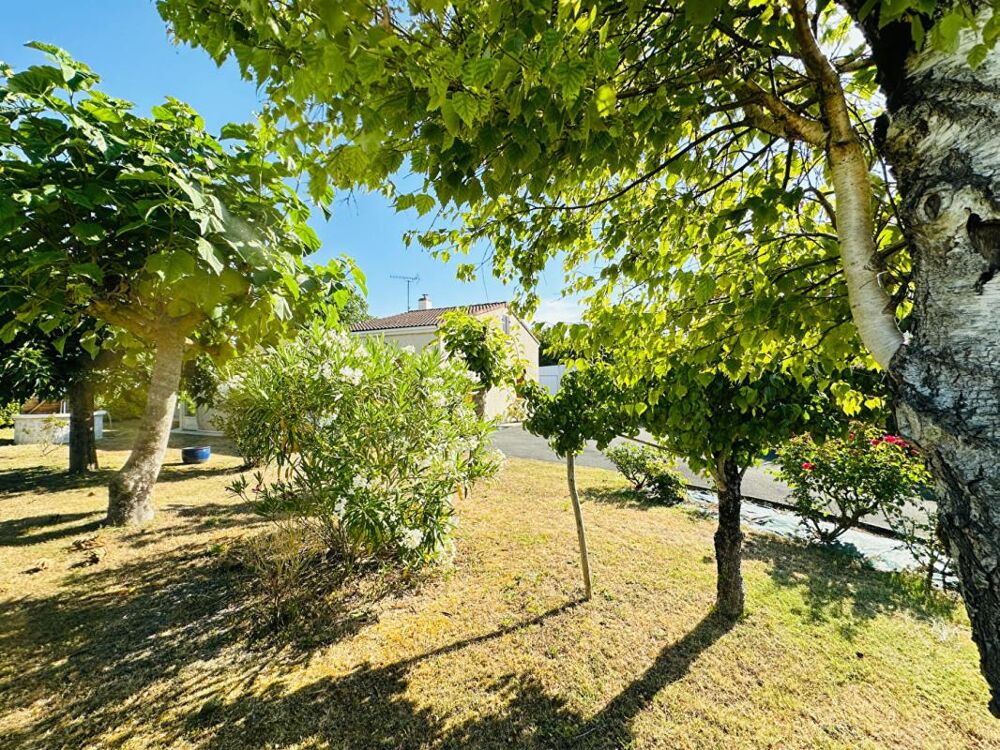 Vente Maison Maison  5 pièce(s) 109 m2 avec garage et dépendances Semussac