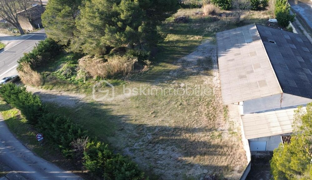 Hangar de 400 m2 sur une grande parcelle , situé dans la campagne de Cheval-Blanc