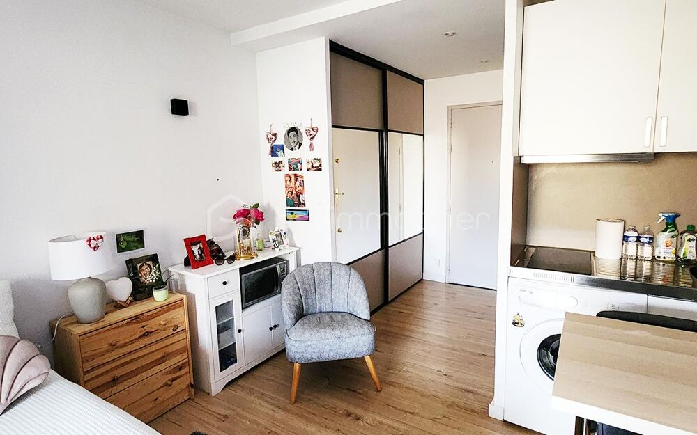 LA LONDE LES MAURES- STUDIO de 19m2 avec LOGGIA + PLACE DE PARKING privative