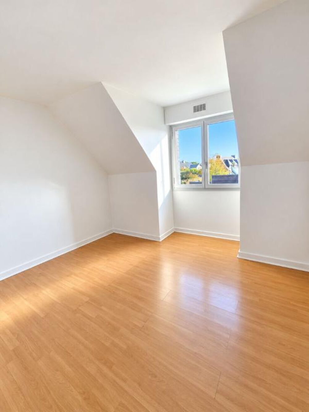 Vente Appartement APPARTEMENT T4 DE 82 M² - 3 CHAMBRES - BALCON - GARAGE 30 M² - CAVE 17 M² - PROCHE PLAGE DE LOMENER Ploemeur