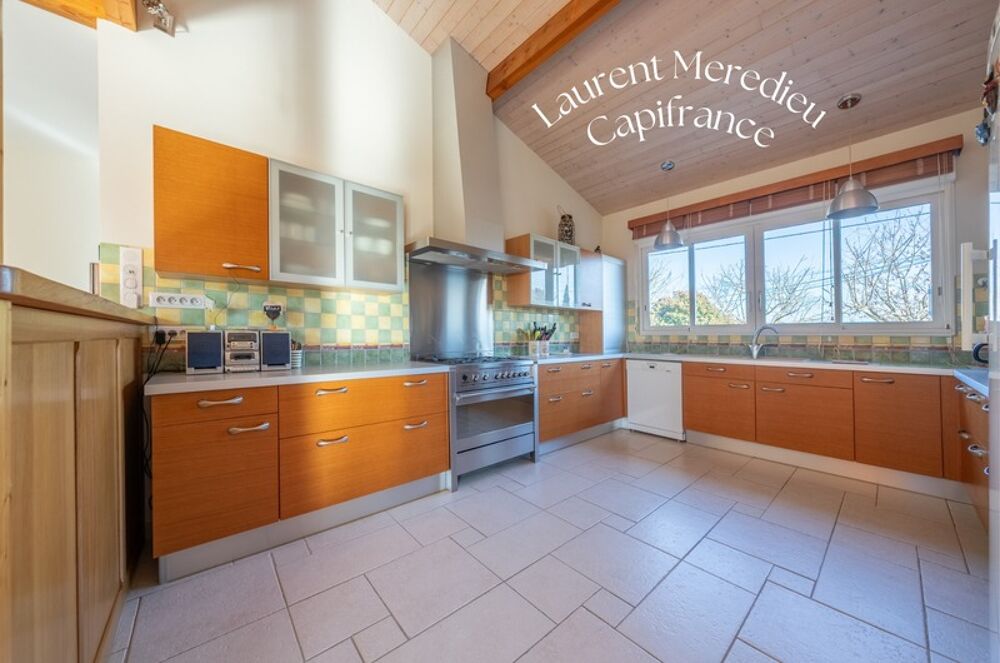 CUBZAC-LES-PONTS  Maison de 196 m² - 5 Chambres- sur terrain arboré