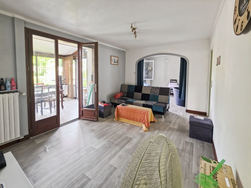 MONTMOROT  Maison indépendante 3 chambres avec jardin, sous-sol complet, 2 garages et dépendance