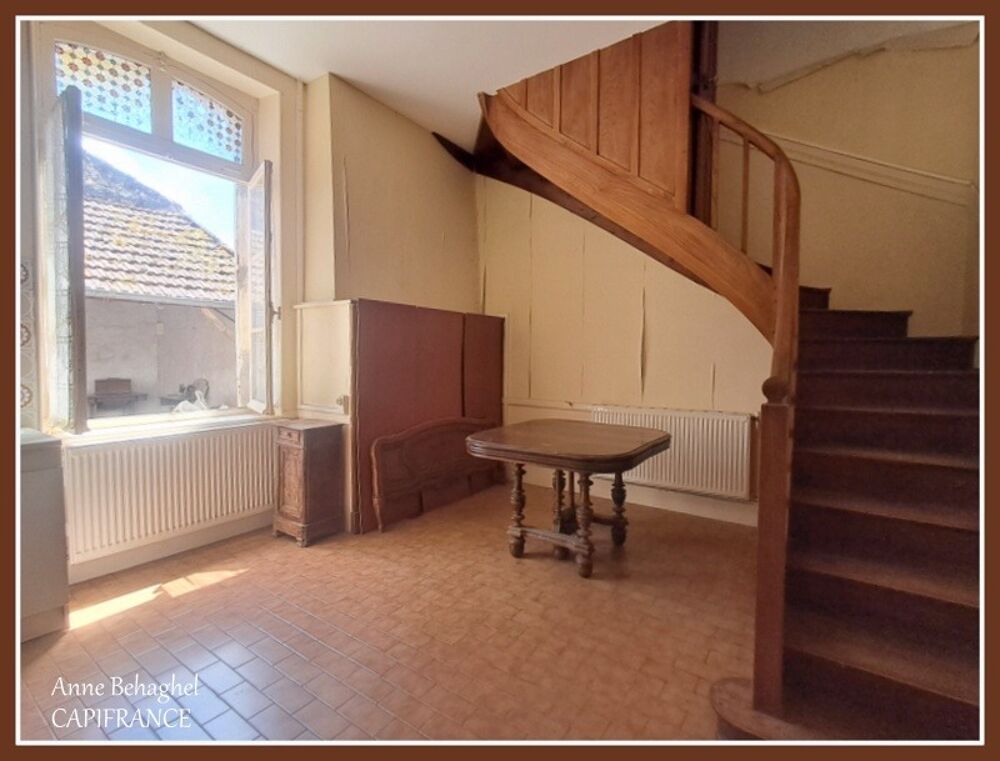Maison de ville en pierre de 130m2 avec cour et préau- A rénover