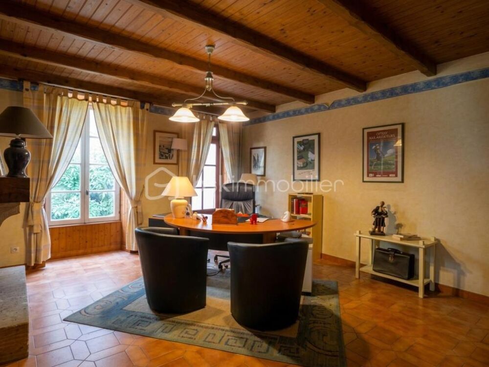 Marennes centre  Maison familiale en pierre de 145 m², 4 chambres, cour sans vis-à-vis et garage