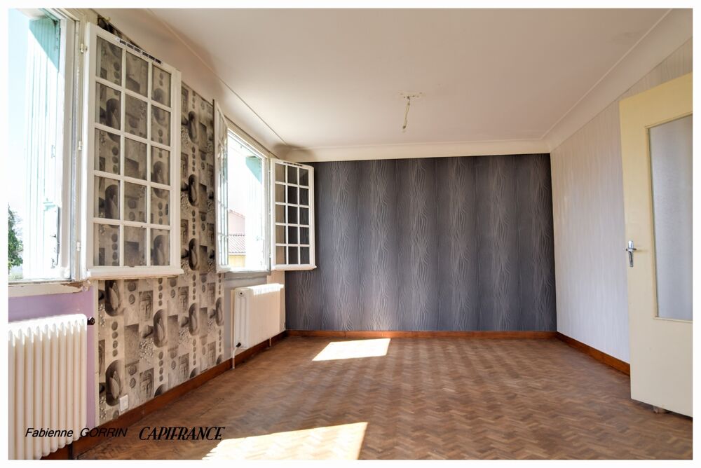 Maison à vendre 8 pièces AIGONDIGNE (79): Maison sur 2 niveaux aménagés, 3 chambres, grand garage (103 m2), dépendances, terrai