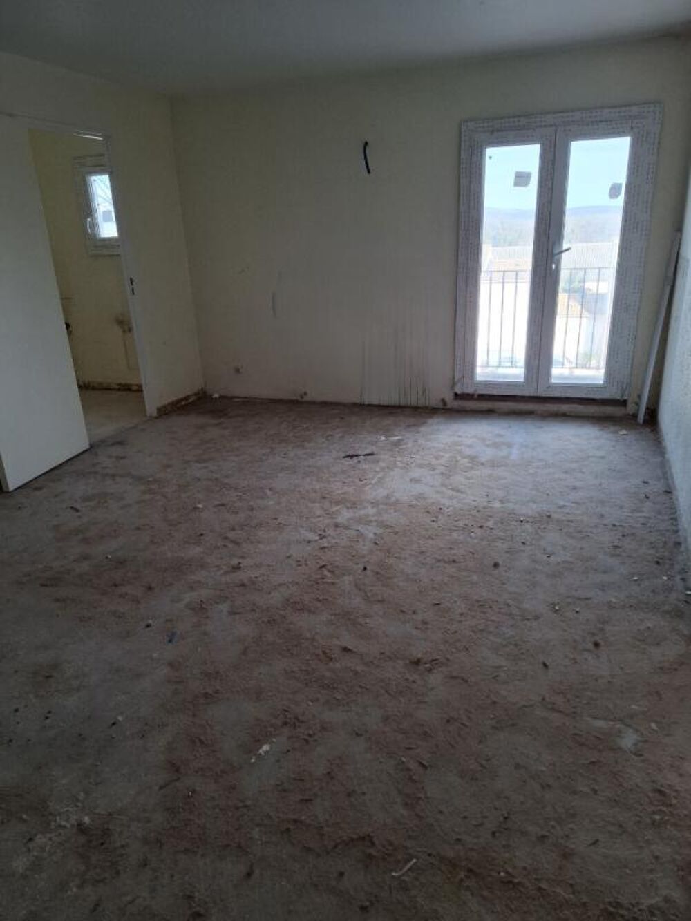 Saint-Christol (84), Appartement 68 m² avec grand balcon, Fort potentiel 52 000