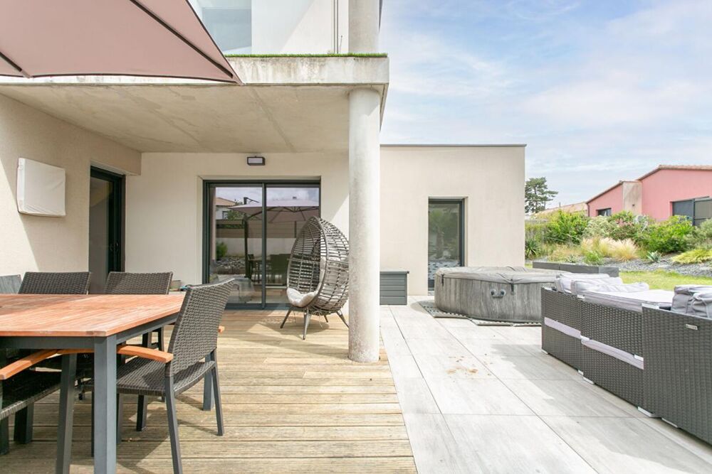 Maison Mouzillon 6 P . 4 Chs . Bureau . 138.77 M² . T 681 M² . Garage . Terrasse . Balcon