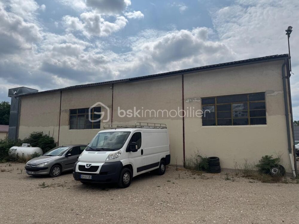   Ensemble immobilier composé de trois bâtiments commerciaux indépendants Montpon menesterol
