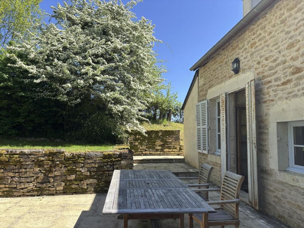 SEMUR EN AUXOIS 20min : maison de 144m², 5 chambres, grange, garage, cave, jardin. Prix 288 000€