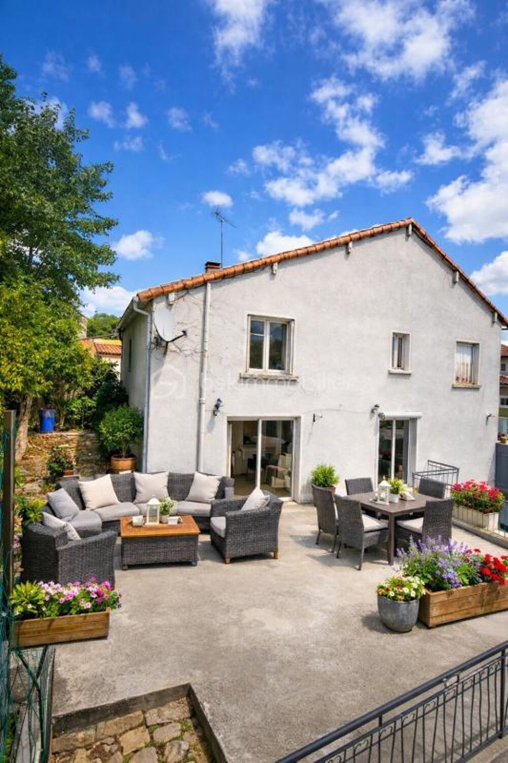 ? Maison de 175 m² avec jardin et terrasse  Idéale résidence principale ou investissement locatif 10KM de RUFFEC