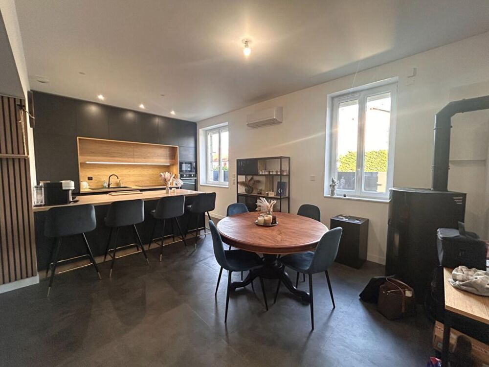Maison de ville rénovée avec terrain clos de 200 m² et terrain de pétanque