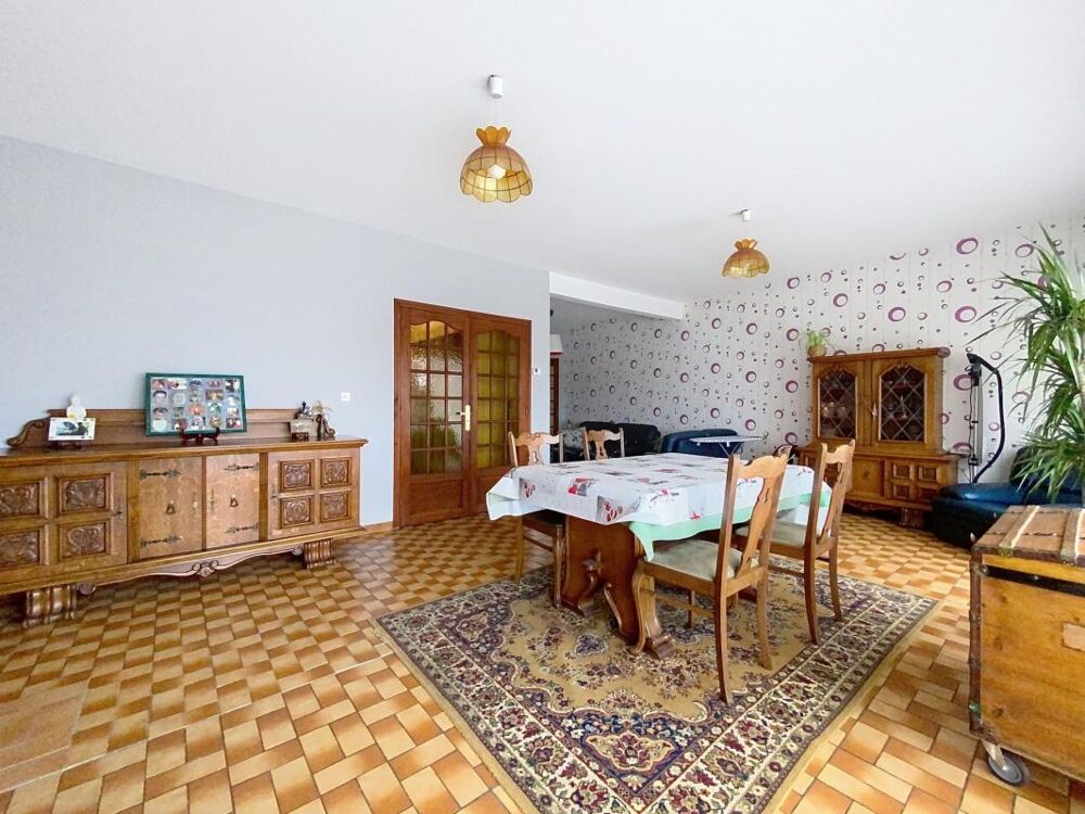 Large maison semi individuelle avec jardin et grand garage