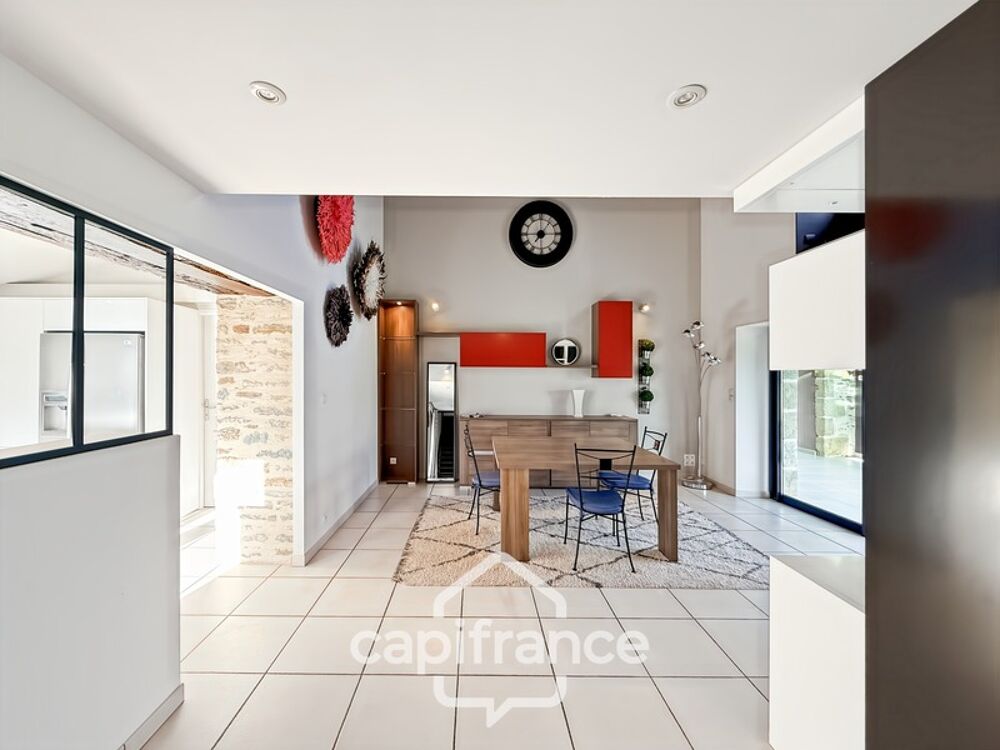 Maison en pierre rénovée  300 m² habitables  10 pièces  Terrain 2 800 m²  Réguiny  Garage  Vie de plain-pied