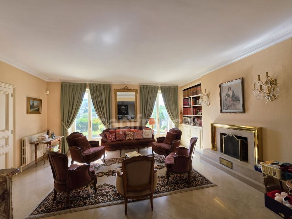 Maison à vendre 11 pièces VILLENEUVE SUR YONNE (89), 6 chambres, jardin 1976 M2
