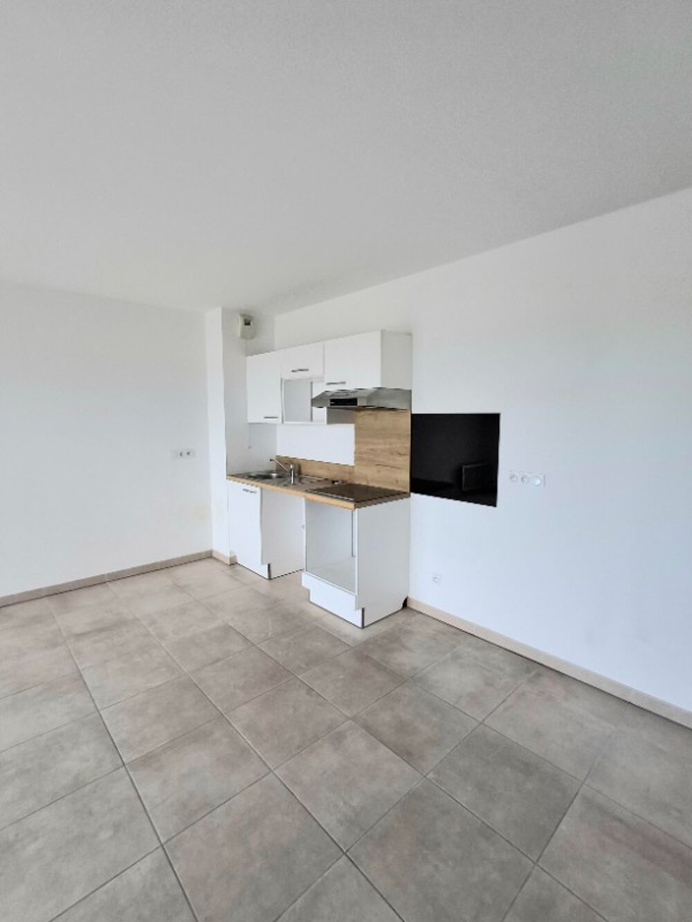 Location Appartement T3 avec balcon et parking à ARLES Arles