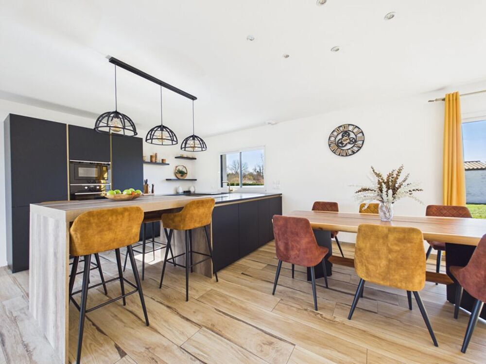 Maison neuve de plain-pied de 129 m 2 secteur Civray, 3 chambres , 1 studio , jardin