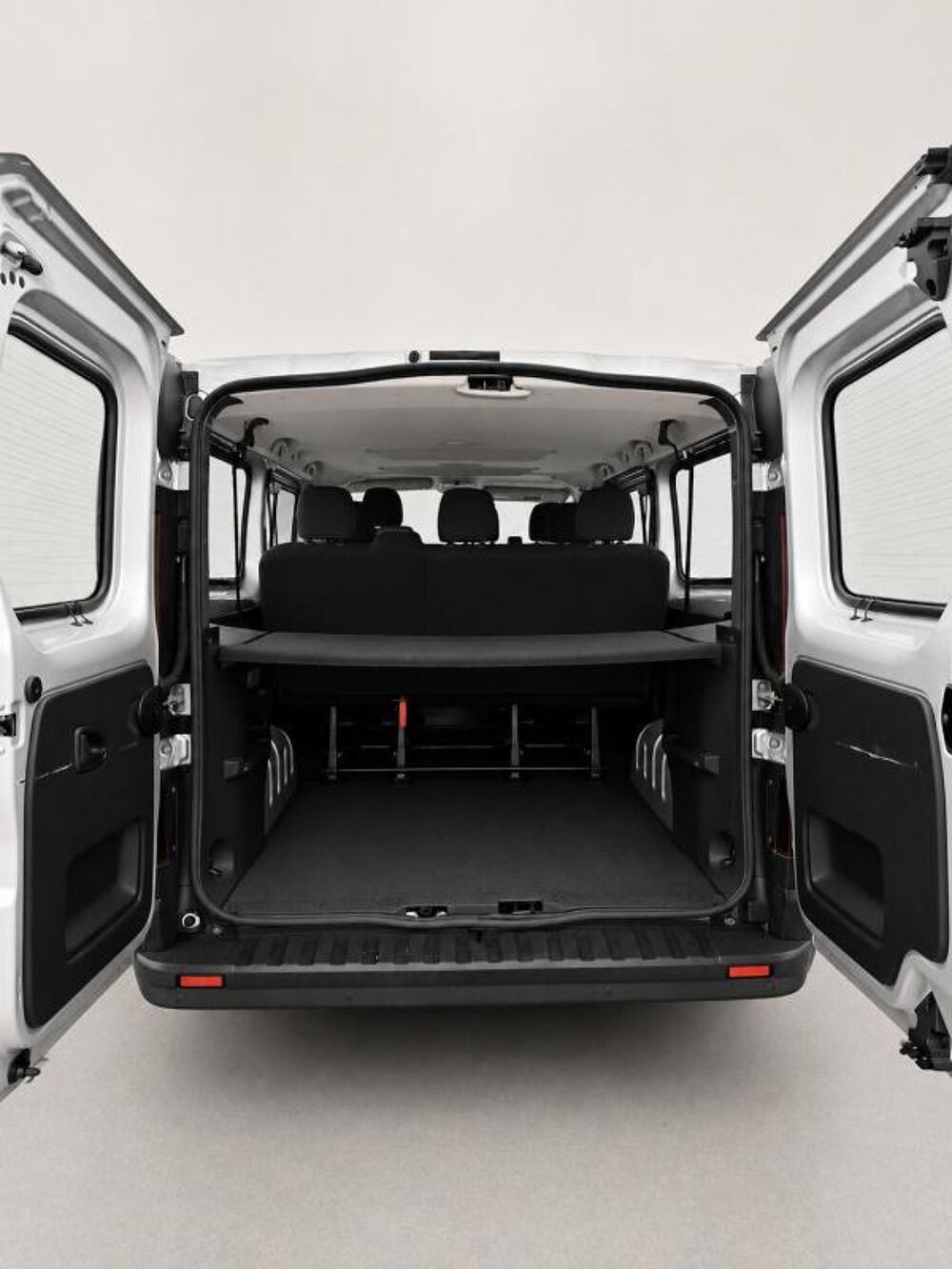 Trafic 1&deg; Main / 1.6L dci 95cv minibus 9pl - 2017 L2 long T&eacute;L/Clim 2018 occasion 60430 Abbecourt
